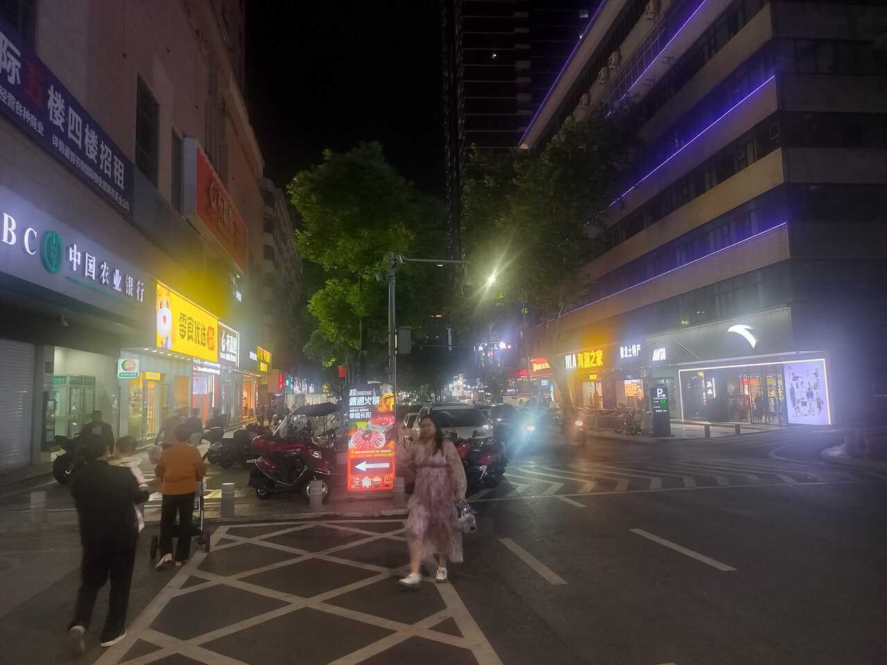 夜色里，长阳县街头慢慢亮起来